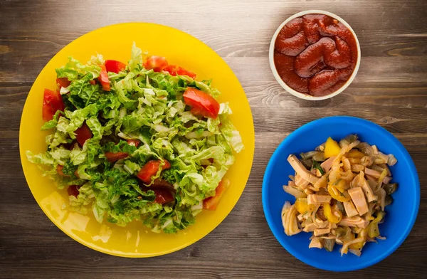 ベジタリアン料理 木製の背景にあるプレートにキャベツ トマトのサラダ 健康食品 — ストック写真