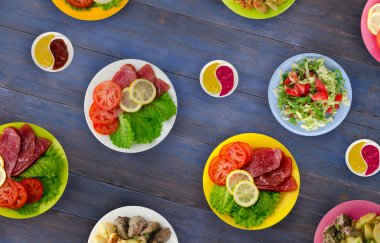 et yemekleri bir plaka üzerinde. bir tabak salata. masaya yiyecek bolluğu. Gıda üstten görünüm