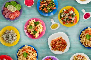 Makarna sebze ve sos bir tablo. Bir tabak spagetti. Akdeniz yemekleri