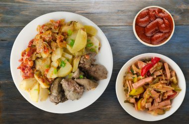  patates ve haşlanmış domates ile kızarmış karaciğer. ahşap arka plan üzerinde plaka üzerinde kızarmış karaciğer