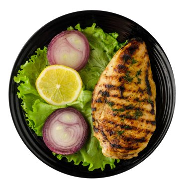  Beyaz arka plan üzerinde izole sebze (limon, salata, soğan) ile ızgara tavuk fileto. bir plaka üstten görünüm üzerinde ızgara tavuk fileto