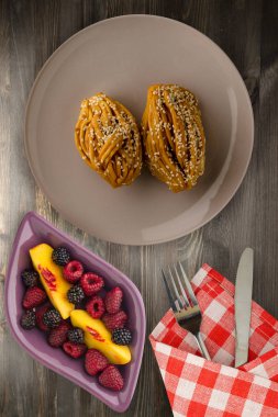 kek bir plaka üstüne susam ile görüntüleyin. Susam ahşap zemin ile kek