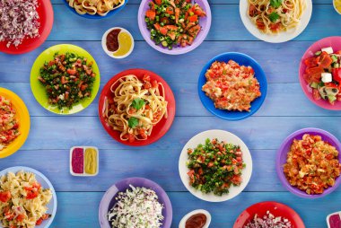 Makarna sebze ve sos bir tablo. Bir tabak spagetti. Akdeniz yemekleri