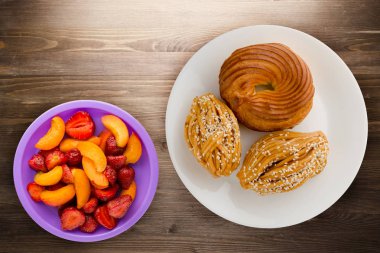 bir plaka üzerinde üç kek. kek bir ahşap zemin üzerinde. tatlı Üstten Görünüm 