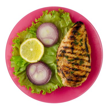 Beyaz arka plan üzerinde izole sebze (limon, salata, soğan) ile ızgara tavuk fileto. bir plaka üstten görünüm üzerinde ızgara tavuk fileto