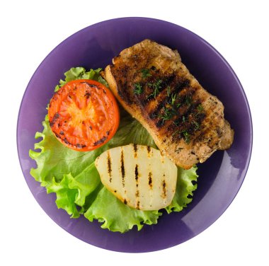  patates ve beyaz arka plan üzerinde izole domates ile domuz eti ızgara. bir plaka üstten görünüm üzerinde ızgara domuz