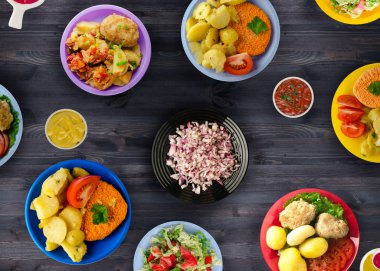      Lezzetli tecrübeli kızarmış domuz pirzolası baharatlı bir Marine pişmiş haşlanmış patates, salata ve sos ile servis edilir. Pirzola bir ahşap masa üstü bir plaka üzerinde göster