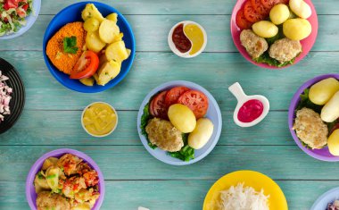      Lezzetli tecrübeli kızarmış domuz pirzolası baharatlı bir Marine pişmiş haşlanmış patates, salata ve sos ile servis edilir. Pirzola bir ahşap masa üstü bir plaka üzerinde göster