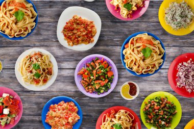 Makarna sebze ve sos bir tablo. Bir tabak spagetti. Akdeniz yemekleri