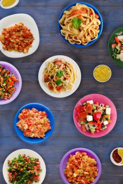 Makarna sebze ve sos bir tablo. Bir tabak spagetti. Akdeniz yemekleri