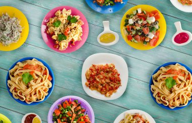 Makarna sebze ve sos bir tablo. Bir tabak spagetti. Akdeniz yemekleri