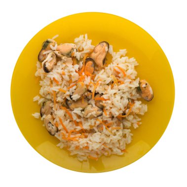 Midye ve bir plaka üzerinde havuç pirinç. Midye ve beyaz arka plan üzerinde izole havuç pirinç. üstten görünüm pirinç. Asya sağlıklı gıda