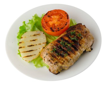  patates ve beyaz arka plan üzerinde izole domates ile domuz eti ızgara. bir plaka üstten görünüm üzerinde ızgara domuz