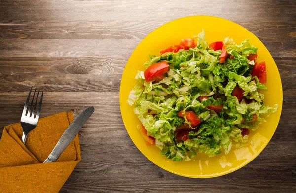 Vegetariánské Jídlo Salát Zelí Rajčata Desku Dřevěné Pozadí Zdravé Jídlo — Stock fotografie