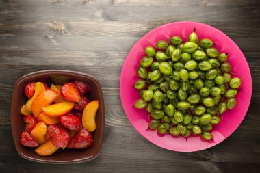 Bektaşi ahşap arka plan üzerinde plaka üzerinde. yeşil Bektaşi üzümü üstten görünüm. sağlıklı gıda .