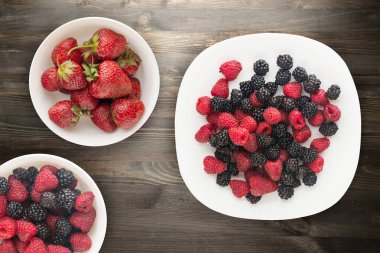 böğürtlen ve ahududu bir plaka üzerinde. böğürtlen ve ahududu ahşap arka plan üzerinde. Vejetaryen gıda .