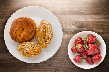 bir plaka üzerinde üç kek. kek bir ahşap zemin üzerinde. tatlı Üstten Görünüm 