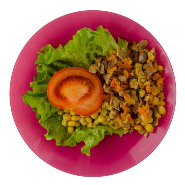 tavuk mideleri havuç ve Mısır ve bir tabak salataya salata. Beyaz arka plan üzerinde izole Sebzeli tavuk salatası