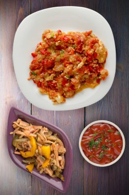 Haşlanmış domates soğan bir plaka üzerinde bir ahşap arka plan ile. haşlanmış domates soğan en iyi manzaralı. Vejetaryen Gıda