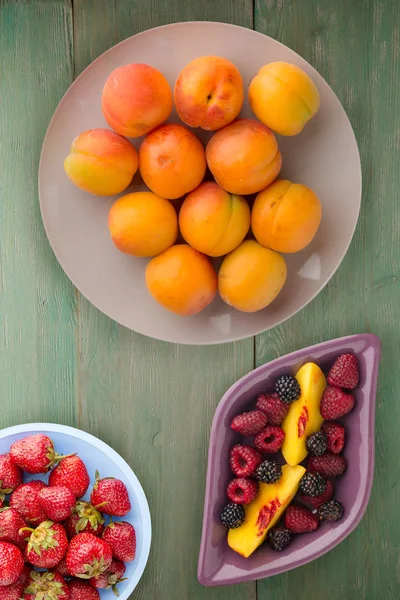 Apricots Plate Apricots Wooden Background Vegetarian Food — Stock Photo, Image