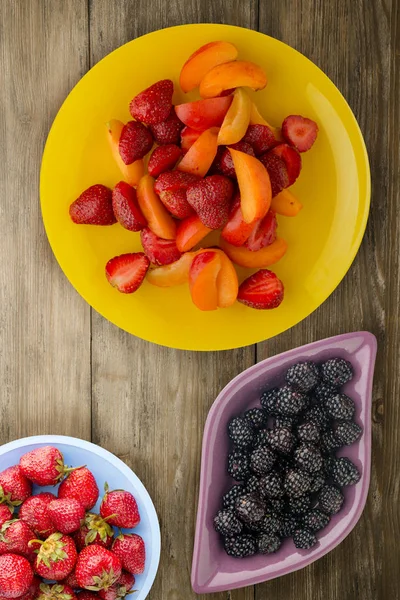 Healthy Food Strawberries Apricots Plate Fruits Wooden Background — Stock Photo, Image