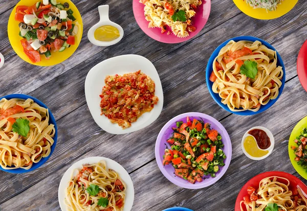 Makarna sebze ve sos bir tablo. Bir tabak spagetti. Akdeniz yemekleri