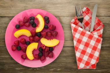 Diyet, sağlıklı gıda. böğürtlen, ahududu, nektarin bir plaka üzerinde bir tabakta. Ahşap arka plan üzerinde Vejetaryen yiyecekler.