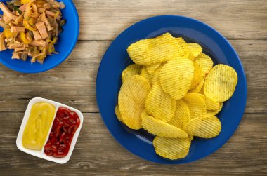 bir tabak patates cipsi. ahşap arka plan üzerinde fiş .