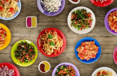 Makarna sebze ve sos bir tablo. Bir tabak spagetti. Akdeniz yemekleri