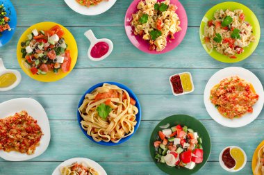 Makarna sebze ve sos bir tablo. Bir tabak spagetti. Akdeniz yemekleri