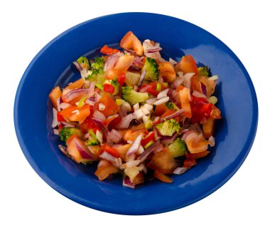 vegan gıda. salata bir tabakta sebze (biber, domates, soğan, brokoli) üzerinden. Beyaz arka plan üzerinde izole vegan salata