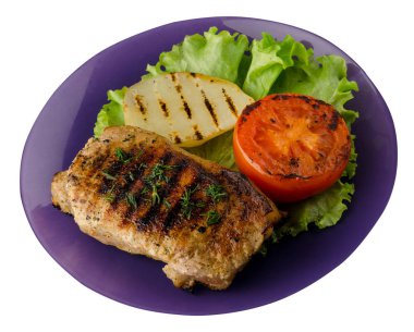  patates ve beyaz arka plan üzerinde izole domates ile domuz eti ızgara. bir plaka üstten görünüm üzerinde ızgara domuz