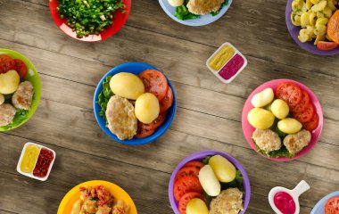      Lezzetli tecrübeli kızarmış domuz pirzolası baharatlı bir Marine pişmiş haşlanmış patates, salata ve sos ile servis edilir. Pirzola bir ahşap masa üstü bir plaka üzerinde göster