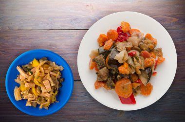 ahşap arka plan .sağlıklı gıda sebze güveç.