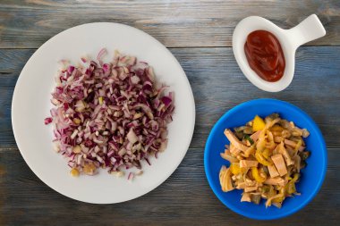 ahşap arka plan üzerinde kırmızı soğan. bir plaka üzerinde doğranmış kırmızı soğan