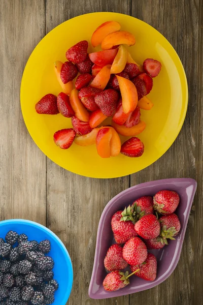 Comida Saludable Fresas Albaricoques Plato Frutos Sobre Fondo Madera — Foto de Stock