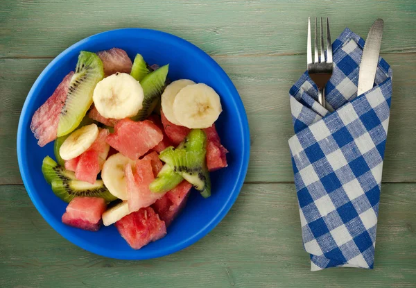 木製の背景に健康な新鮮なフルーツ サラダのプレート — ストック写真