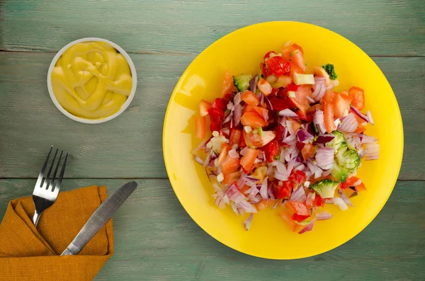 Nourriture Végétalienne Salade Légumes Poivre Tomate Oignons Brocoli Dans Une — Photo