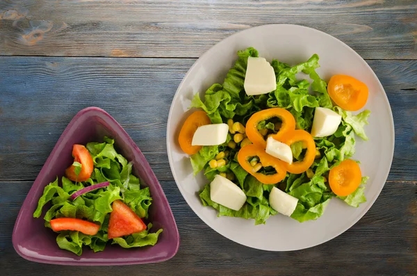 Salade Van Kaas Sla Maïs Peper Een Houten Achtergrond Vegetarische — Stockfoto