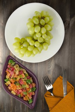 ahşap arka plan üzerinde üzüm. bir plaka üzerinde üzüm .