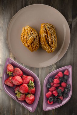 kek bir plaka üstüne susam ile görüntüleyin. Susam ahşap zemin ile kek