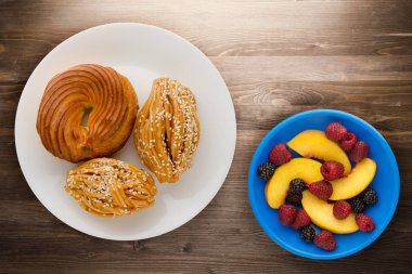 bir plaka üzerinde üç kek. kek bir ahşap zemin üzerinde. tatlı Üstten Görünüm 