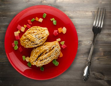 pasta plaka üstten görünüm sweets ile ahşap arka plan .cake üzerinde tatlılar