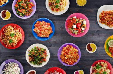 Makarna sebze ve sos bir tablo. Bir tabak spagetti. Akdeniz yemekleri