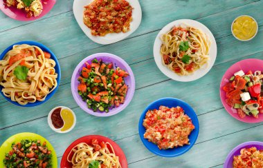 Makarna sebze ve sos bir tablo. Bir tabak spagetti. Akdeniz yemekleri