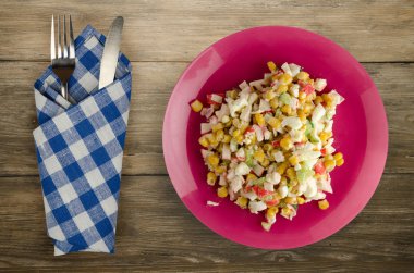 Yengeç Salata bir plaka üzerinde. Yengeç'ın salata ahşap arka plan üzerinde