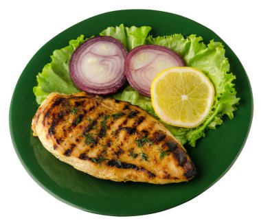  Beyaz arka plan üzerinde izole sebze (limon, salata, soğan) ile ızgara tavuk fileto. bir plaka üstten görünüm üzerinde ızgara tavuk fileto