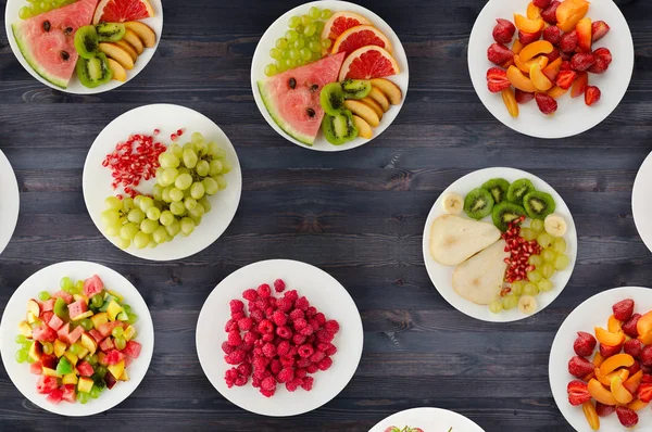 フルーツ ダイエット 木製の背景に皿の上の果物 健康食品 — ストック写真