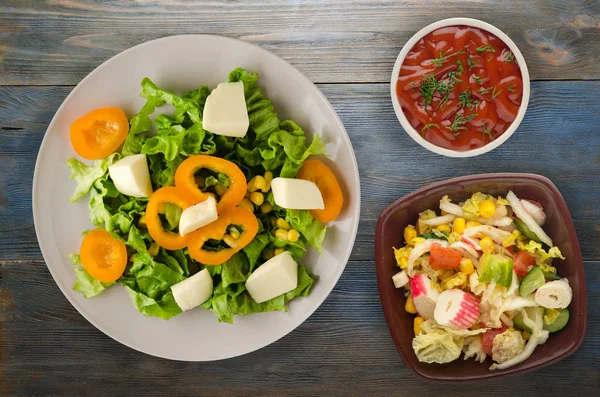 Salata Peynir Salata Mısır Biber Ahşap Arka Plan Üzerinde Vejetaryen — Stok fotoğraf