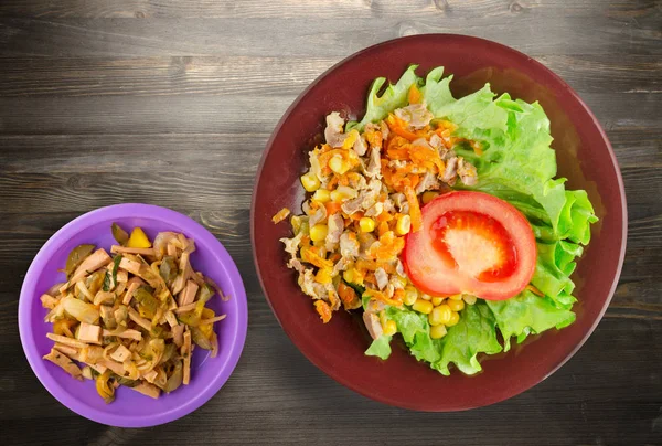 Salad with chicken stomachs with carrots and corn and salad on a plate. chicken salad with vegetables on a wooden background — Stock Image Salad Chicken Stomachs Carrots Corn Salad Plate Chicken Salad Vegetables Royalty Free Stock Photos